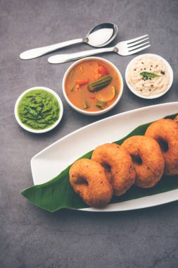 Sambar ve turşulu Vada ya da Medu Vadai - popüler Güney Hindistan atıştırmalığı ya da kahvaltısı