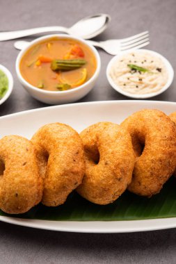 Sambar ve turşulu Vada ya da Medu Vadai - popüler Güney Hindistan atıştırmalığı ya da kahvaltısı