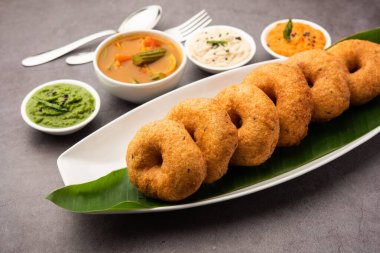 Sambar ve turşulu Vada ya da Medu Vadai - popüler Güney Hindistan atıştırmalığı ya da kahvaltısı