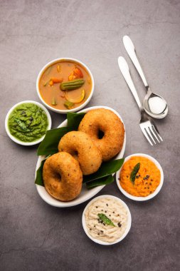 Sambar ve turşulu Vada ya da Medu Vadai - popüler Güney Hindistan atıştırmalığı ya da kahvaltısı