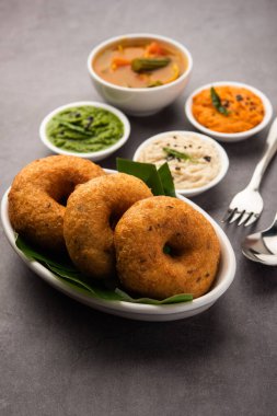 Sambar ve turşulu Vada ya da Medu Vadai - popüler Güney Hindistan atıştırmalığı ya da kahvaltısı