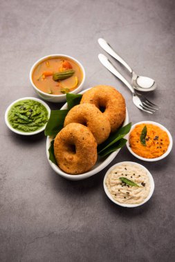 Sambar ve turşulu Vada ya da Medu Vadai - popüler Güney Hindistan atıştırmalığı ya da kahvaltısı