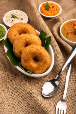 Sambar ve turşulu Vada ya da Medu Vadai - popüler Güney Hindistan atıştırmalığı ya da kahvaltısı