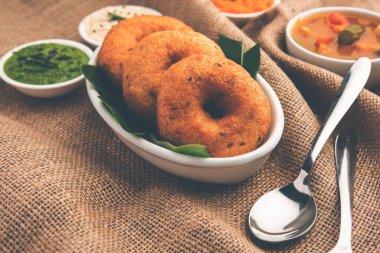 Sambar ve turşulu Vada ya da Medu Vadai - popüler Güney Hindistan atıştırmalığı ya da kahvaltısı