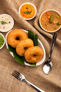Sambar ve turşulu Vada ya da Medu Vadai - popüler Güney Hindistan atıştırmalığı ya da kahvaltısı