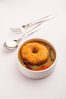 Sambar ve turşulu Vada ya da Medu Vadai - popüler Güney Hindistan atıştırmalığı ya da kahvaltısı