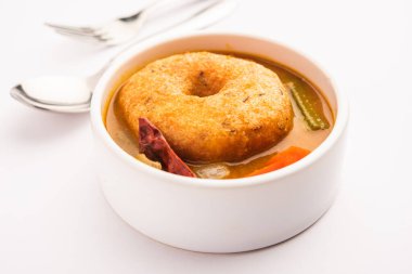 Sambar ve turşulu Vada ya da Medu Vadai - popüler Güney Hindistan atıştırmalığı ya da kahvaltısı