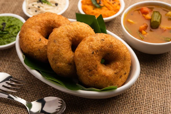 Sambar ve turşulu Vada ya da Medu Vadai - popüler Güney Hindistan atıştırmalığı ya da kahvaltısı
