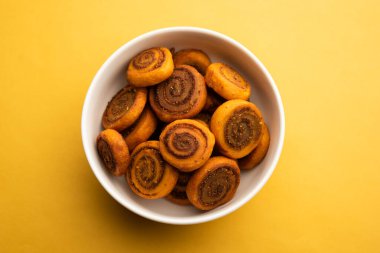 Hint Geleneksel Lezzetli Atıştırmalık Bhakarwadi Bakarwadi, Bakarvadi, BhakarVadi veya Bakar Wadi olarak da bilinir. Tabakta ya da kasede servis edilmiş. seçici odak