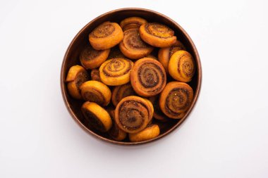 Hint Geleneksel Lezzetli Atıştırmalık Bhakarwadi Bakarwadi, Bakarvadi, BhakarVadi veya Bakar Wadi olarak da bilinir. Tabakta ya da kasede servis edilmiş. seçici odak