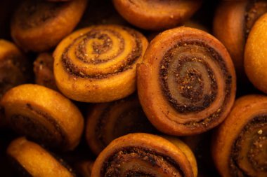 Hint Geleneksel Lezzetli Atıştırmalık Bhakarwadi Bakarwadi, Bakarvadi, BhakarVadi veya Bakar Wadi olarak da bilinir. Tabakta ya da kasede servis edilmiş. seçici odak