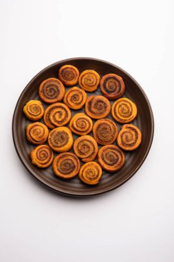 Hint Geleneksel Lezzetli Atıştırmalık Bhakarwadi Bakarwadi, Bakarvadi, BhakarVadi veya Bakar Wadi olarak da bilinir. Tabakta ya da kasede servis edilmiş. seçici odak