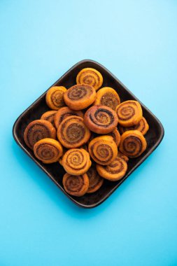 Hint Geleneksel Lezzetli Atıştırmalık Bhakarwadi Bakarwadi, Bakarvadi, BhakarVadi veya Bakar Wadi olarak da bilinir. Tabakta ya da kasede servis edilmiş. seçici odak