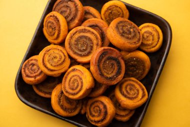 Hint Geleneksel Lezzetli Atıştırmalık Bhakarwadi Bakarwadi, Bakarvadi, BhakarVadi veya Bakar Wadi olarak da bilinir. Tabakta ya da kasede servis edilmiş. seçici odak
