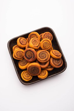 Hint Geleneksel Lezzetli Atıştırmalık Bhakarwadi Bakarwadi, Bakarvadi, BhakarVadi veya Bakar Wadi olarak da bilinir. Tabakta ya da kasede servis edilmiş. seçici odak