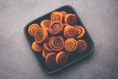 Hint Geleneksel Lezzetli Atıştırmalık Bhakarwadi Bakarwadi, Bakarvadi, BhakarVadi veya Bakar Wadi olarak da bilinir. Tabakta ya da kasede servis edilmiş. seçici odak