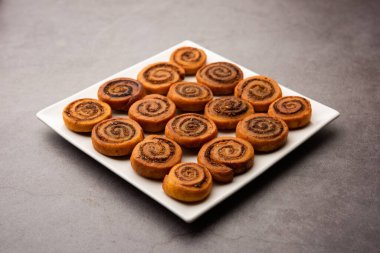 Hint Geleneksel Lezzetli Atıştırmalık Bhakarwadi Bakarwadi, Bakarvadi, BhakarVadi veya Bakar Wadi olarak da bilinir. Tabakta ya da kasede servis edilmiş. seçici odak