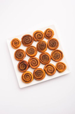 Hint Geleneksel Lezzetli Atıştırmalık Bhakarwadi Bakarwadi, Bakarvadi, BhakarVadi veya Bakar Wadi olarak da bilinir. Tabakta ya da kasede servis edilmiş. seçici odak
