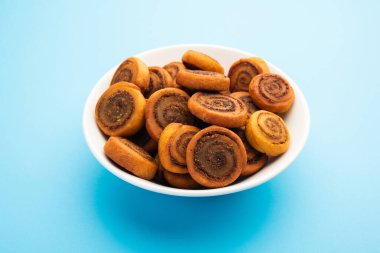 Hint Geleneksel Lezzetli Atıştırmalık Bhakarwadi Bakarwadi, Bakarvadi, BhakarVadi veya Bakar Wadi olarak da bilinir. Tabakta ya da kasede servis edilmiş. seçici odak