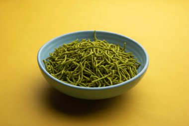 Ispanak ya da palak sev kızarmış eriştedir. Ev yapımı kalın ve ince yeşil bıçak veya namkeen klasik bir Hint aperatifi. Bir kase ya da tabakta servis edilir.