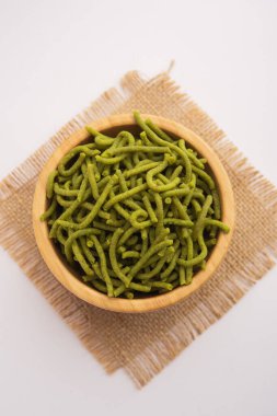 Ispanak ya da palak sev kızarmış eriştedir. Ev yapımı kalın ve ince yeşil bıçak veya namkeen klasik bir Hint aperatifi. Bir kase ya da tabakta servis edilir.