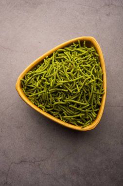 Ispanak ya da palak sev kızarmış eriştedir. Ev yapımı kalın ve ince yeşil bıçak veya namkeen klasik bir Hint aperatifi. Bir kase ya da tabakta servis edilir.