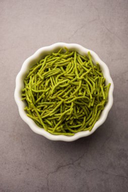 Ispanak ya da palak sev kızarmış eriştedir. Ev yapımı kalın ve ince yeşil bıçak veya namkeen klasik bir Hint aperatifi. Bir kase ya da tabakta servis edilir.