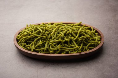 Ispanak ya da palak sev kızarmış eriştedir. Ev yapımı kalın ve ince yeşil bıçak veya namkeen klasik bir Hint aperatifi. Bir kase ya da tabakta servis edilir.