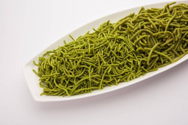 Ispanak ya da palak sev kızarmış eriştedir. Ev yapımı kalın ve ince yeşil bıçak veya namkeen klasik bir Hint aperatifi. Bir kase ya da tabakta servis edilir.