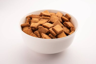 Shakkarpara veya shankarpali veya shankarpali elmas şekilli geleneksel Hint gujarati veya maharashtrian bayramı tatlı atıştırmalığı