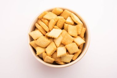 Shakkarpara veya shankarpali veya shankarpali elmas şekilli geleneksel Hint gujarati veya maharashtrian bayramı tatlı atıştırmalığı