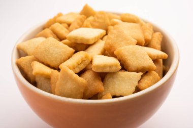 Shakkarpara veya shankarpali veya shankarpali elmas şekilli geleneksel Hint gujarati veya maharashtrian bayramı tatlı atıştırmalığı
