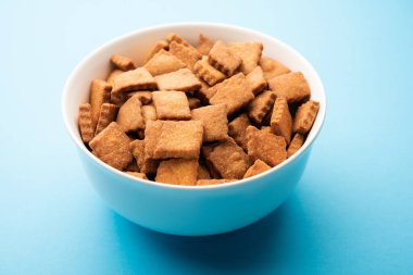 Shakkarpara veya shankarpali veya shankarpali elmas şekilli geleneksel Hint gujarati veya maharashtrian bayramı tatlı atıştırmalığı