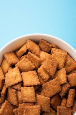 Shakkarpara veya shankarpali veya shankarpali elmas şekilli geleneksel Hint gujarati veya maharashtrian bayramı tatlı atıştırmalığı