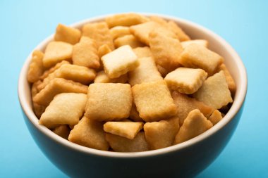 Shakkarpara veya shankarpali veya shankarpali elmas şekilli geleneksel Hint gujarati veya maharashtrian bayramı tatlı atıştırmalığı