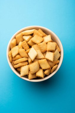 Shakkarpara veya shankarpali veya shankarpali elmas şekilli geleneksel Hint gujarati veya maharashtrian bayramı tatlı atıştırmalığı