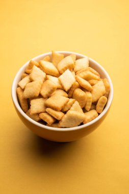 Shakkarpara veya shankarpali veya shankarpali elmas şekilli geleneksel Hint gujarati veya maharashtrian bayramı tatlı atıştırmalığı
