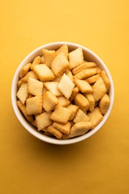 Shakkarpara veya shankarpali veya shankarpali elmas şekilli geleneksel Hint gujarati veya maharashtrian bayramı tatlı atıştırmalığı