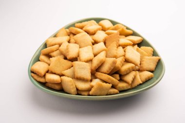 Shakkarpara veya shankarpali veya shankarpali elmas şekilli geleneksel Hint gujarati veya maharashtrian bayramı tatlı atıştırmalığı