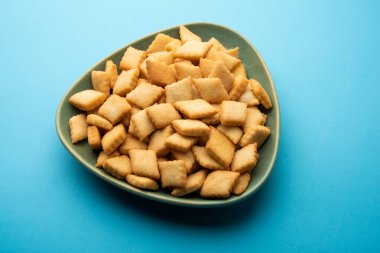 Shakkarpara veya shankarpali veya shankarpali elmas şekilli geleneksel Hint gujarati veya maharashtrian bayramı tatlı atıştırmalığı