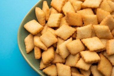 Shakkarpara veya shankarpali veya shankarpali elmas şekilli geleneksel Hint gujarati veya maharashtrian bayramı tatlı atıştırmalığı