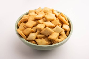 Shakkarpara veya shankarpali veya shankarpali elmas şekilli geleneksel Hint gujarati veya maharashtrian bayramı tatlı atıştırmalığı