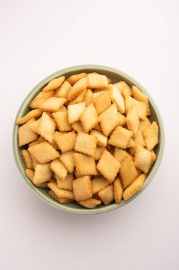 Shakkarpara veya shankarpali veya shankarpali elmas şekilli geleneksel Hint gujarati veya maharashtrian bayramı tatlı atıştırmalığı