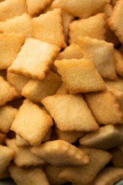 Shakkarpara veya shankarpali veya shankarpali elmas şekilli geleneksel Hint gujarati veya maharashtrian bayramı tatlı atıştırmalığı