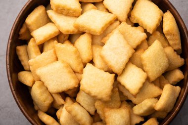 Shakkarpara veya shankarpali veya shankarpali elmas şekilli geleneksel Hint gujarati veya maharashtrian bayramı tatlı atıştırmalığı