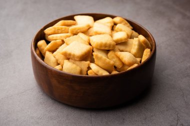 Shakkarpara veya shankarpali veya shankarpali elmas şekilli geleneksel Hint gujarati veya maharashtrian bayramı tatlı atıştırmalığı