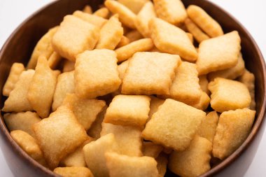 Shakkarpara veya shankarpali veya shankarpali elmas şekilli geleneksel Hint gujarati veya maharashtrian bayramı tatlı atıştırmalığı