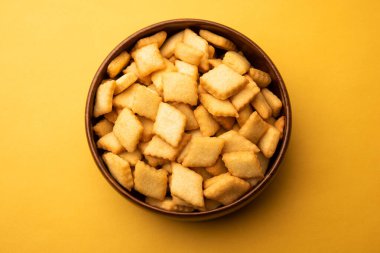 Shakkarpara veya shankarpali veya shankarpali elmas şekilli geleneksel Hint gujarati veya maharashtrian bayramı tatlı atıştırmalığı