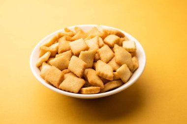 Shakkarpara veya shankarpali veya shankarpali elmas şekilli geleneksel Hint gujarati veya maharashtrian bayramı tatlı atıştırmalığı