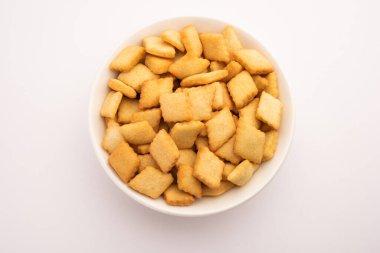 Shakkarpara veya shankarpali veya shankarpali elmas şekilli geleneksel Hint gujarati veya maharashtrian bayramı tatlı atıştırmalığı